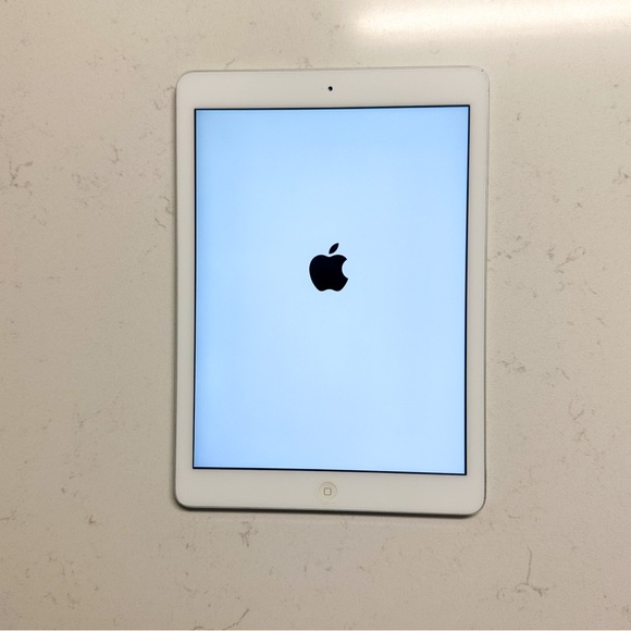 iPad Air 1st Gen 📱 16GB Wi-Fi + Box, Adapter, & Bonus Case – Good Condition! - Picture 2 of 11